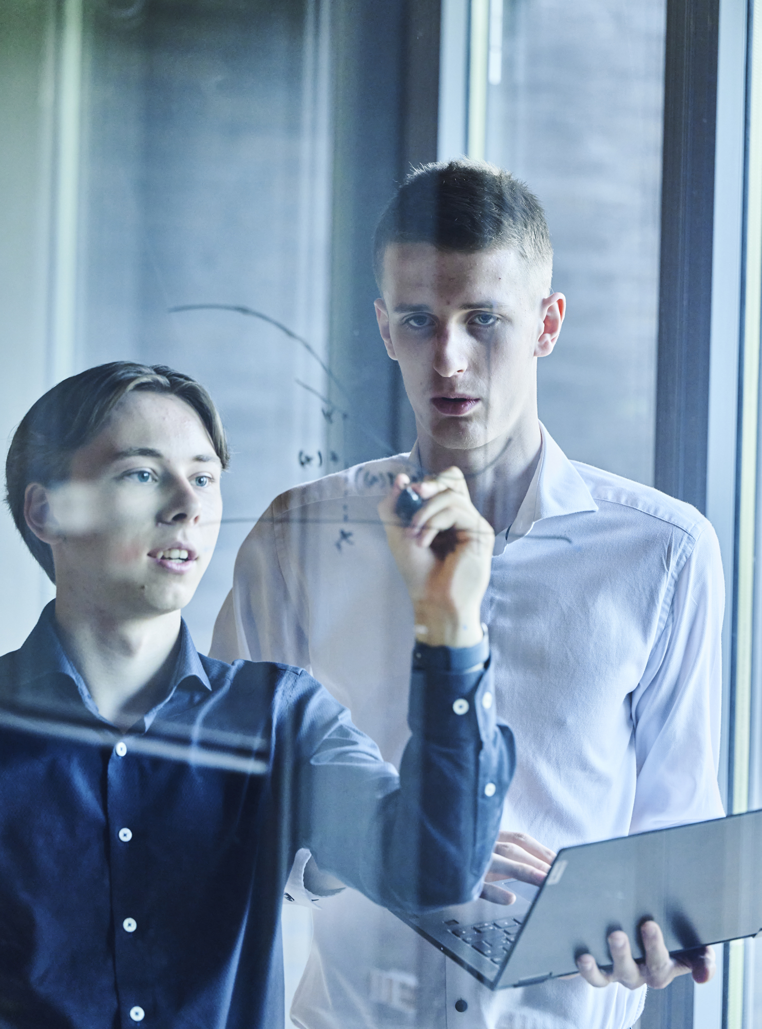 Robotteknologi, drene skriver formel på glastavle