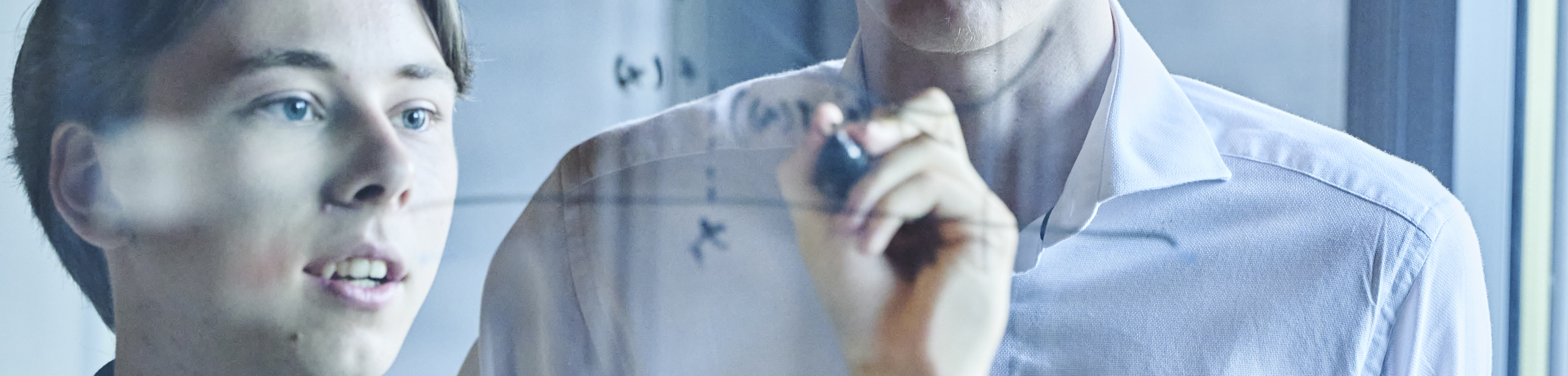 Robotteknologi, drene skriver formel på glastavle