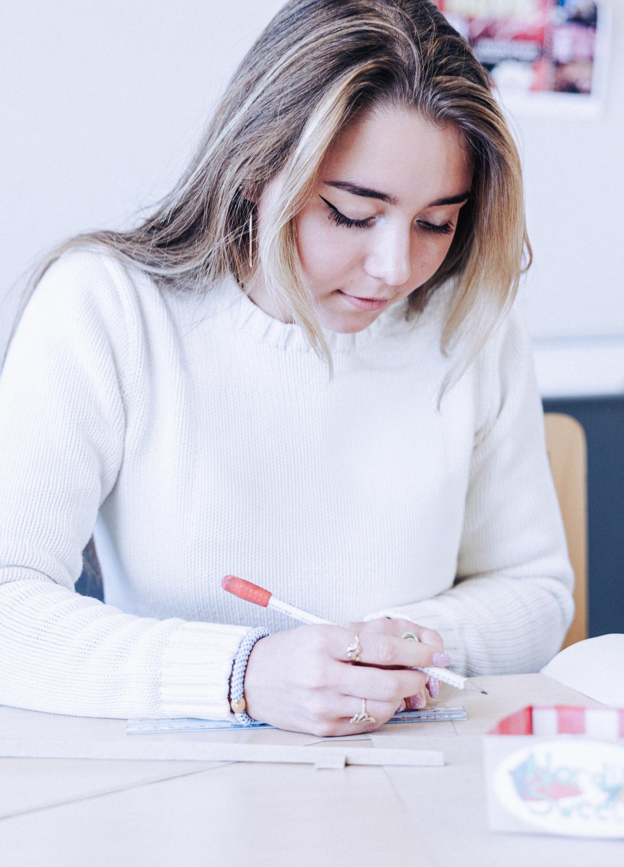 Industrielt design, pige laver emballage