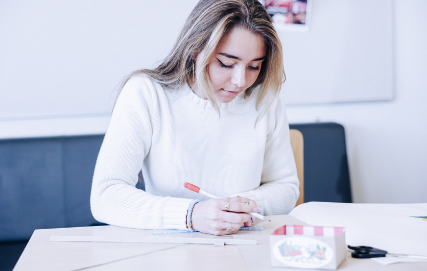 Industrielt design, pige laver emballage