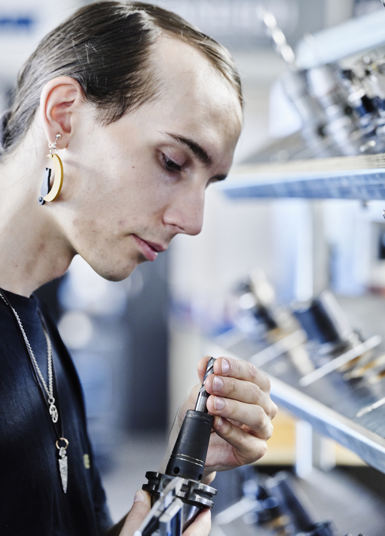 Industritekniker-elev kigger på bor