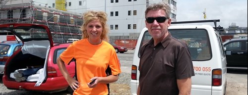 Kimmie, tidligere elev og nu bygningsmaler hos australsk entreprenørfirma, sammen med direktør Michael Johannson, Tech College Aalborg