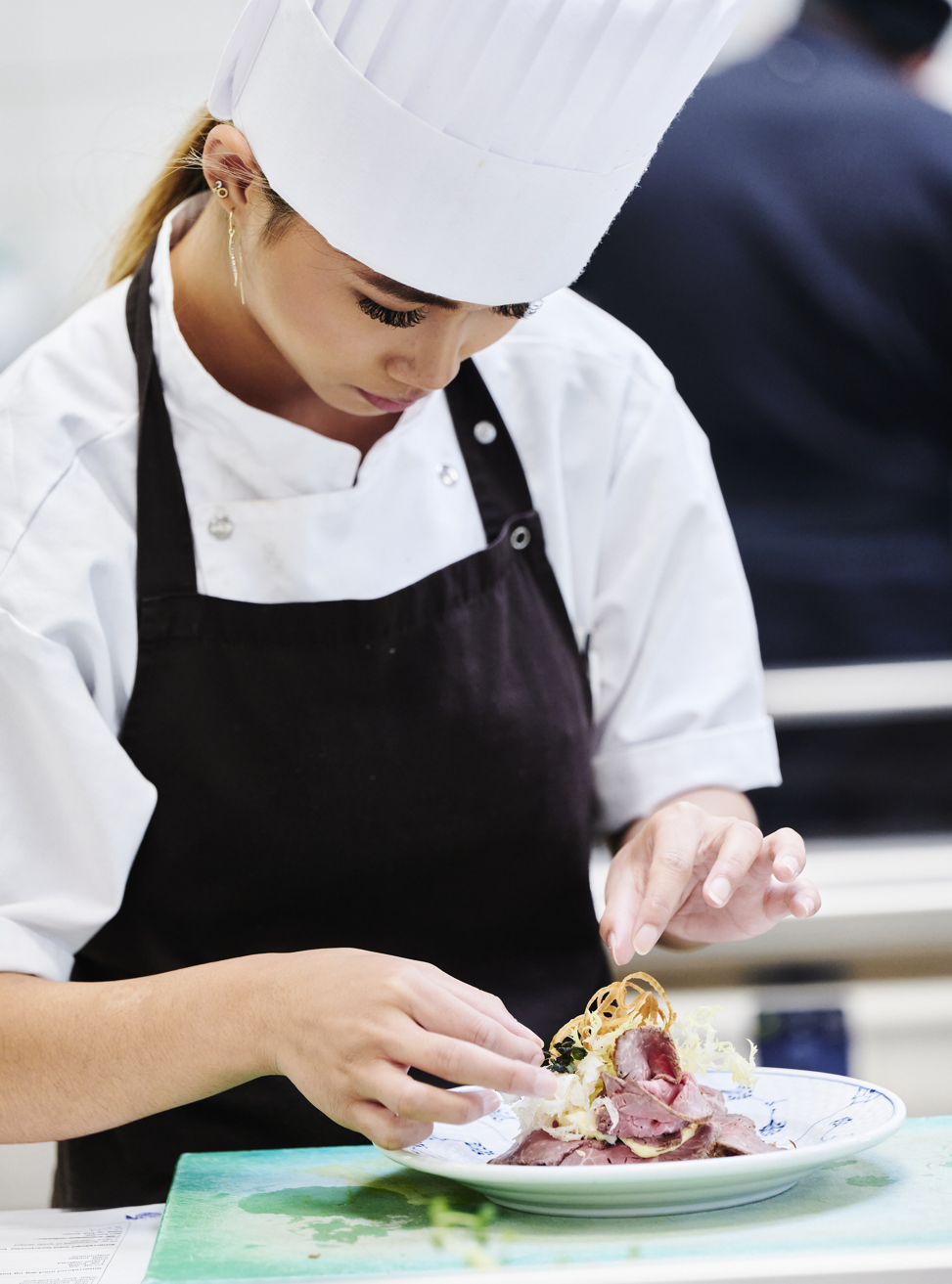 Gastronom-elev anretter smørrebrød