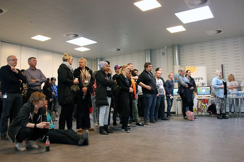 Mange var kommet for at se TECHCOLLEGEs Media-elever præsentere deres børnebøger for flygtningebørn. Bøgerne var lavet sammen med hollandske medieelever.