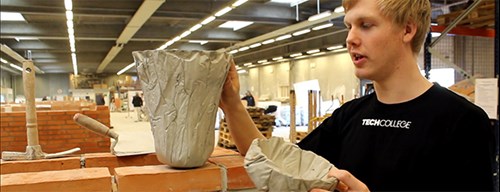 Murerelever fra TECHCOLLEGE har lavet krukker til støtte for Anja Lovén og Din Nødhjælp
