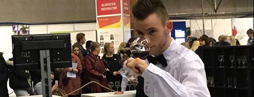 Tjener Alexander Vilsen identificerer vin ved DM i Skills 2017, Gigantium, Aalborg