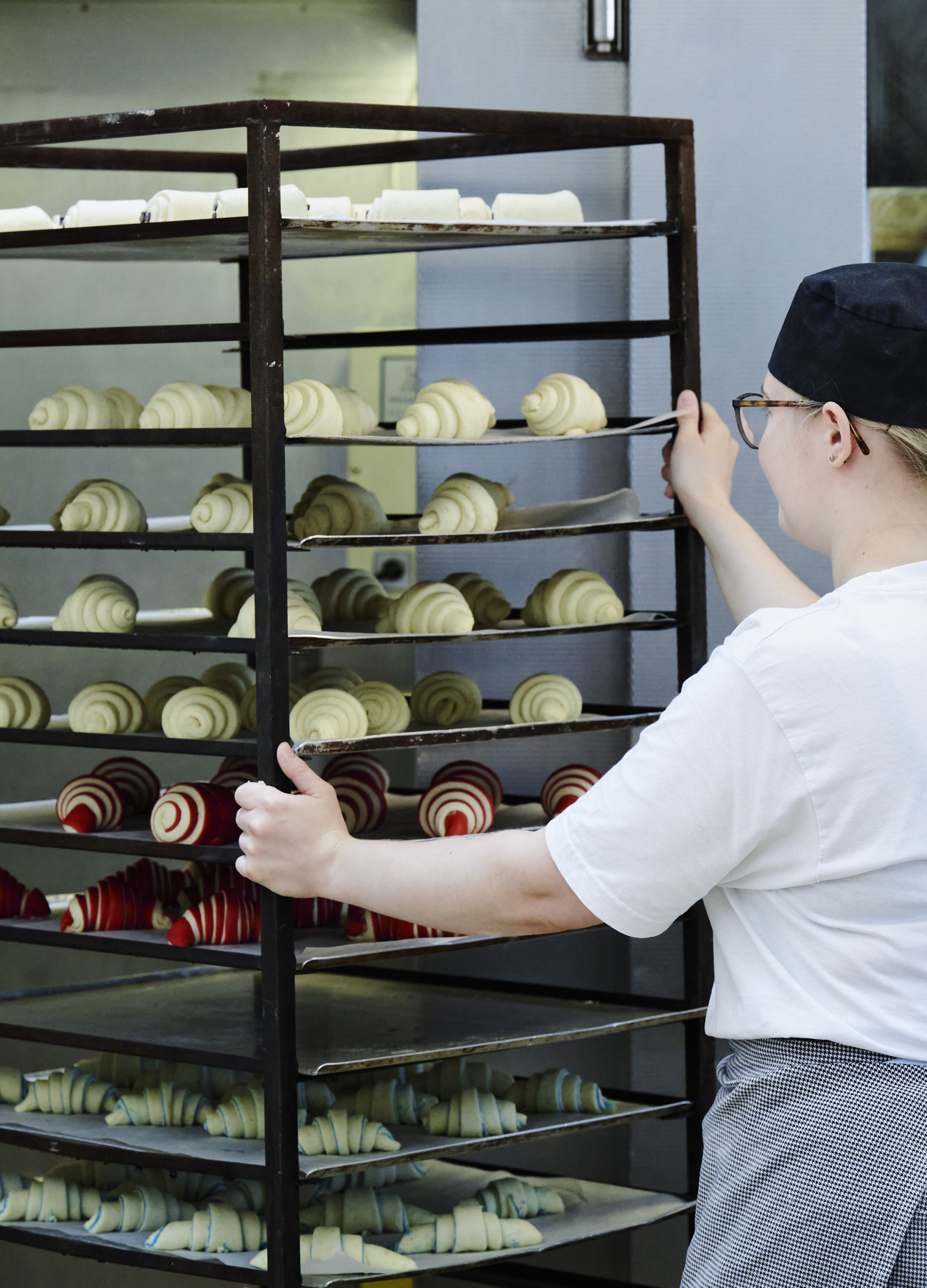 Bagerelev med brød på vogn