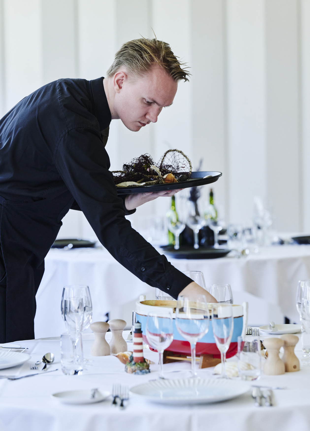 Tjenerelev pynter bord