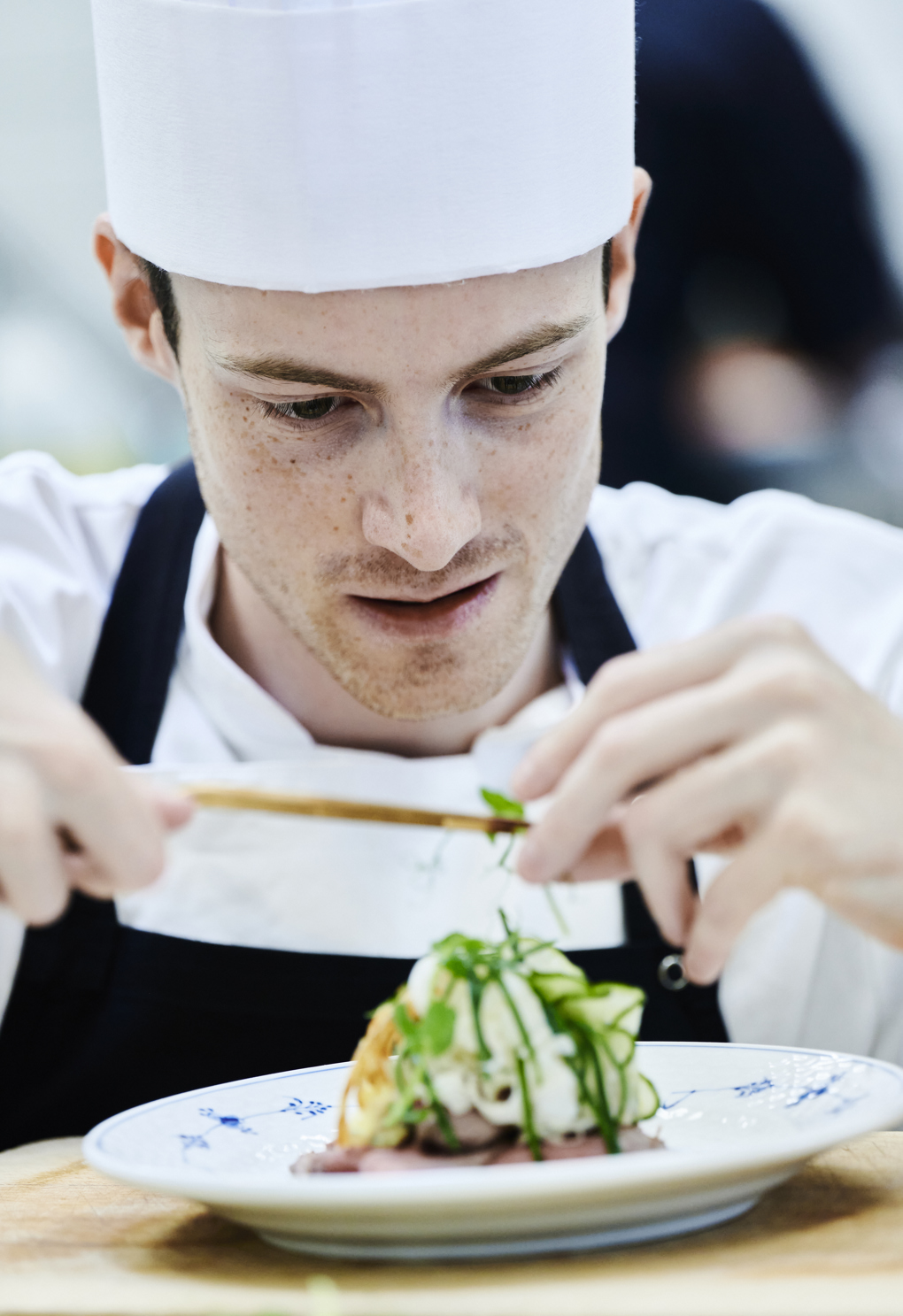 Gastronom-elev pynter sin anretning