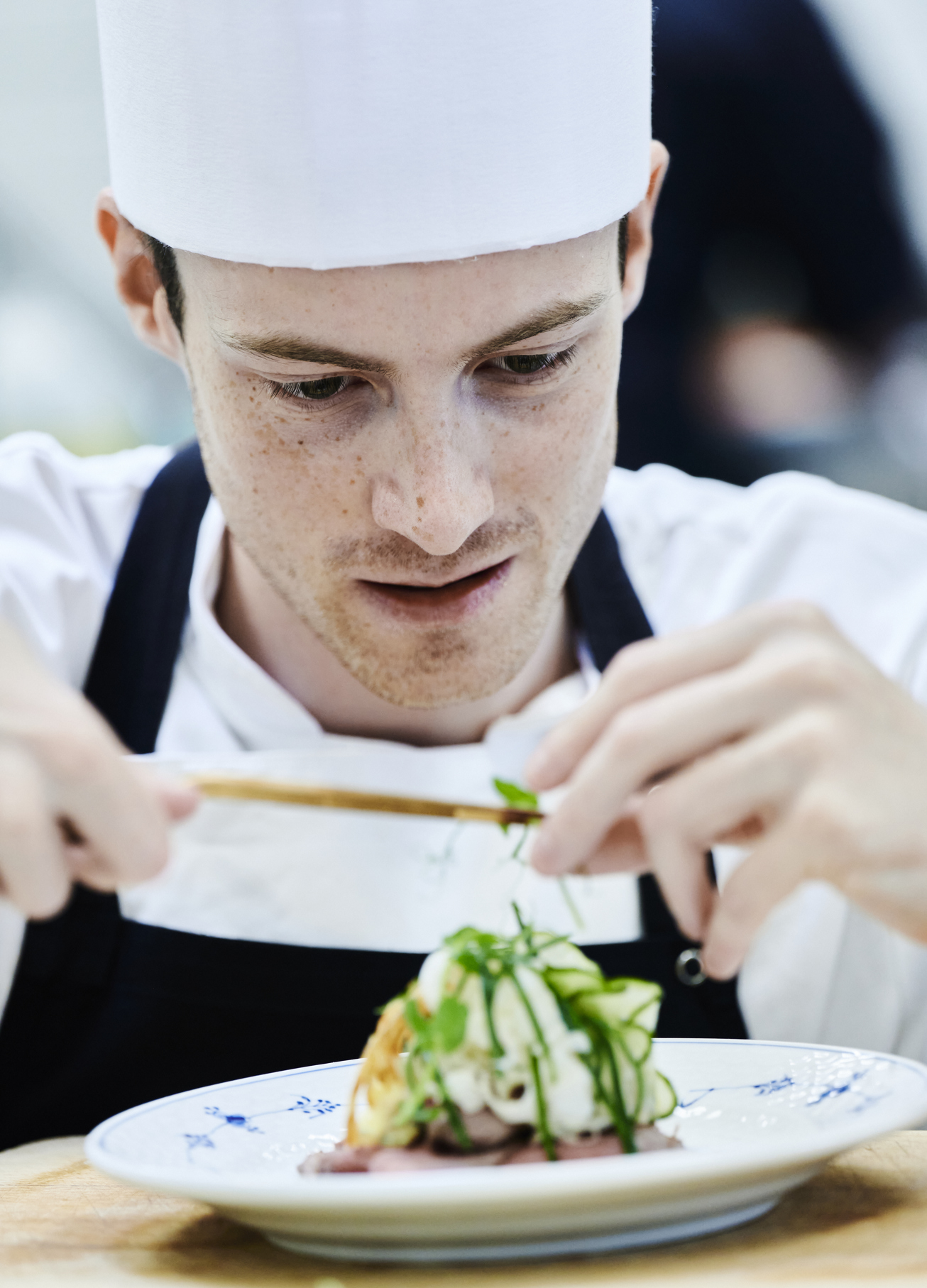 Gastronom-elev pynter sin anretning