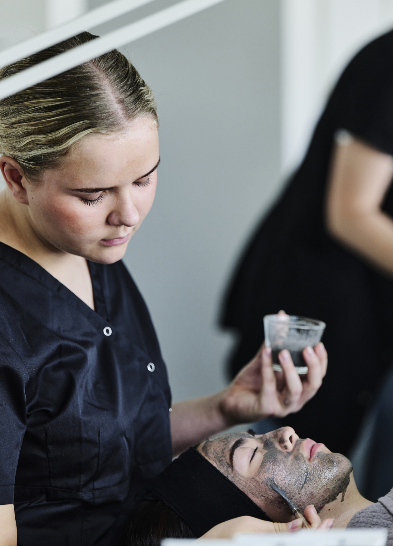 Kosmetikerelev lægger maske