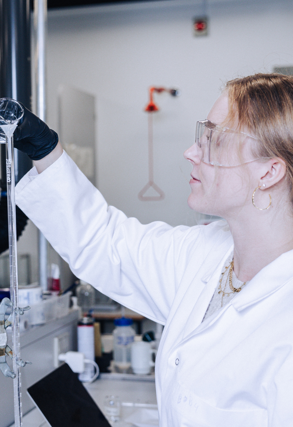 Bioteknologi, elev laver forsøg med kolbe