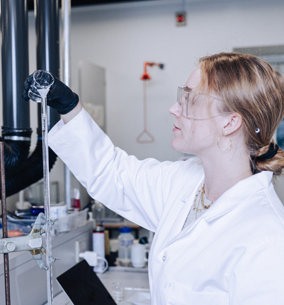 Bioteknologi, elev laver forsøg med kolbe