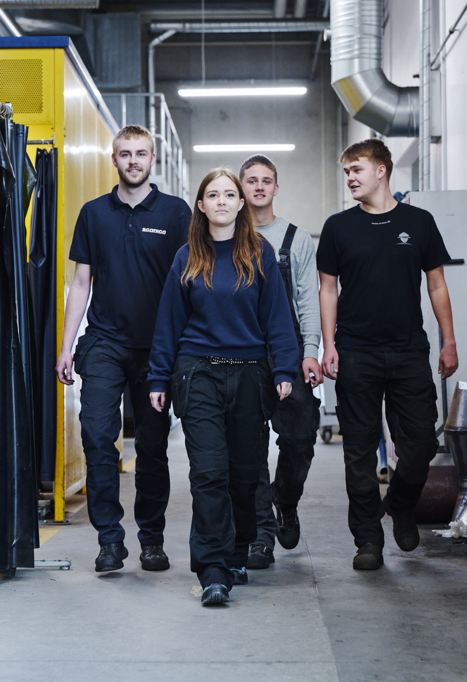 Elever går gennem værkstedet