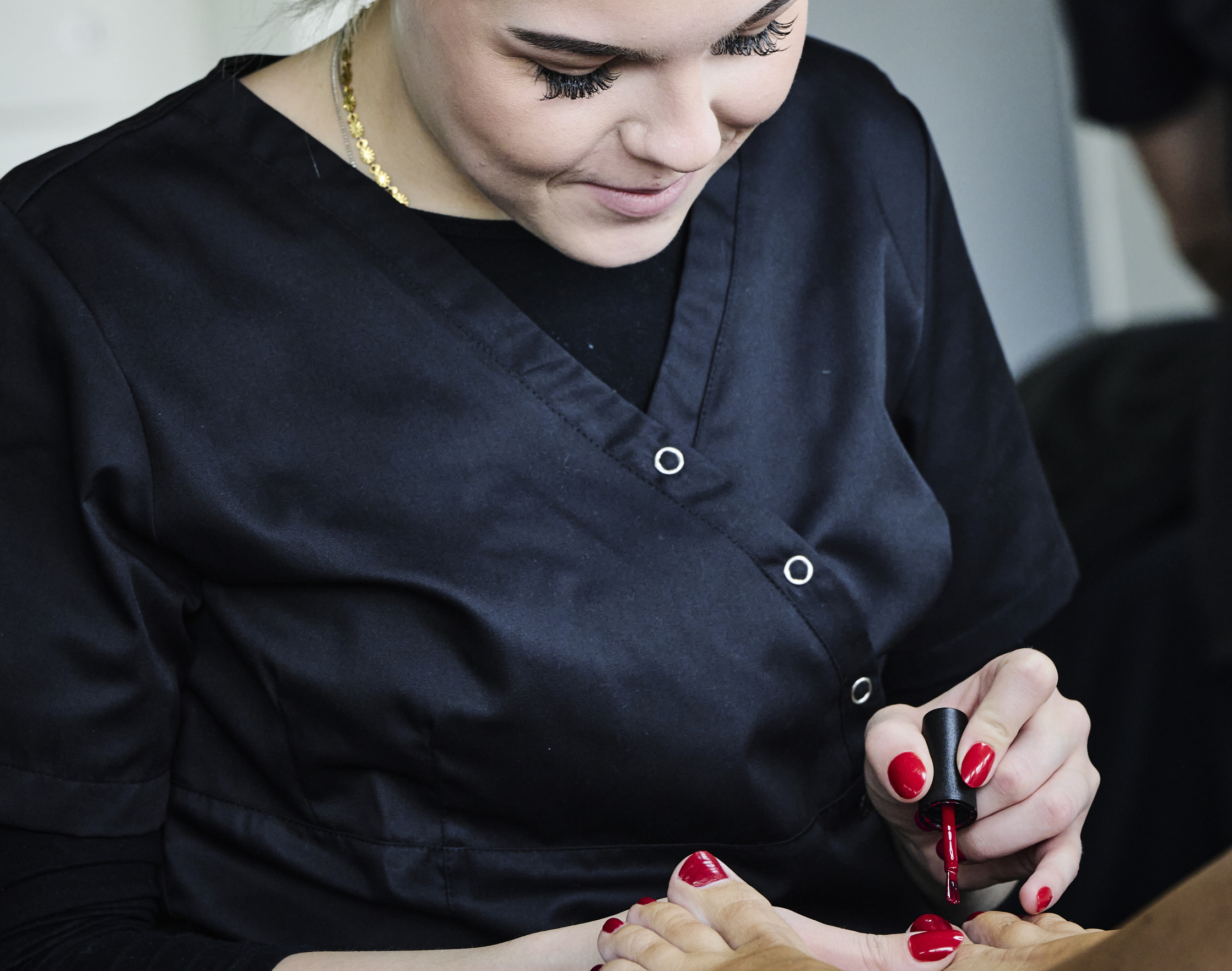 Kosmetiker lægger pedicure