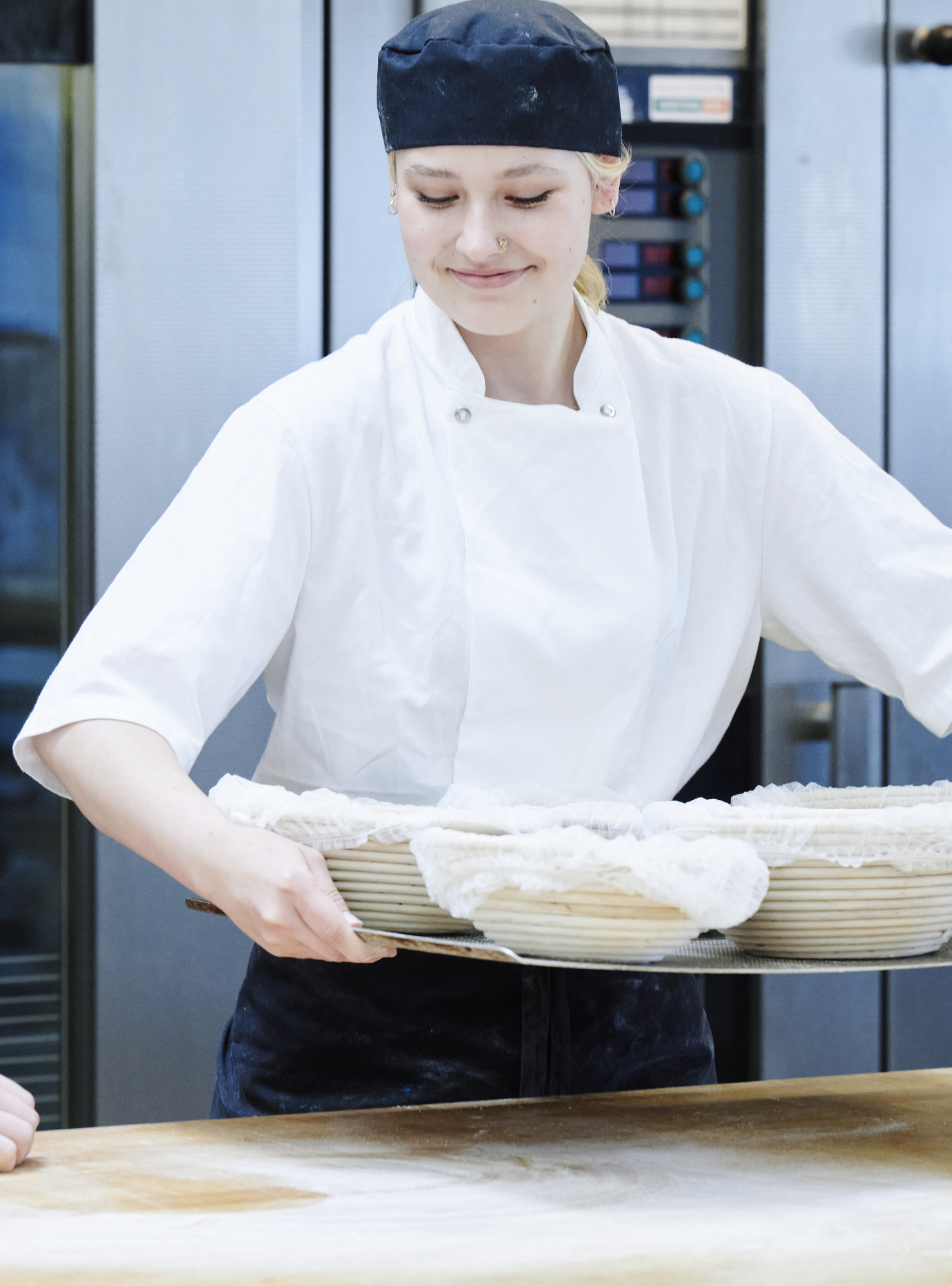 Bagerelever med dej i hævekurv