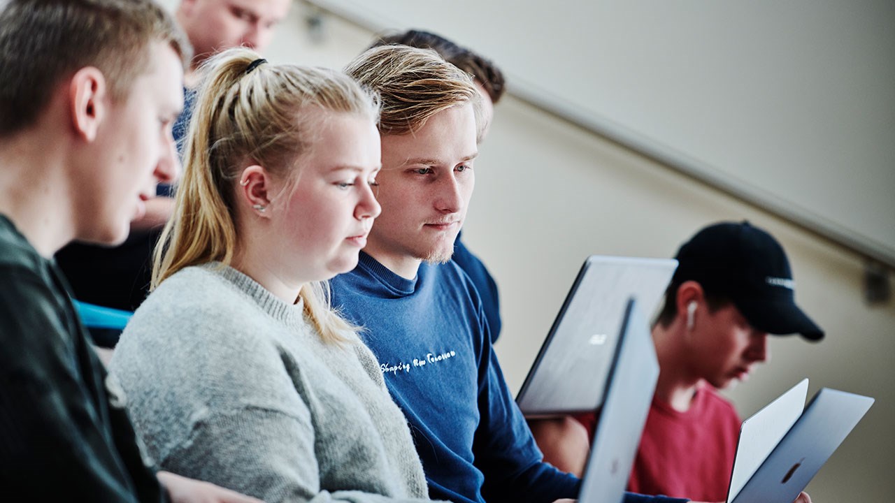 Klasseundervisning af unge på TECHCOLLEGE i Aalborg