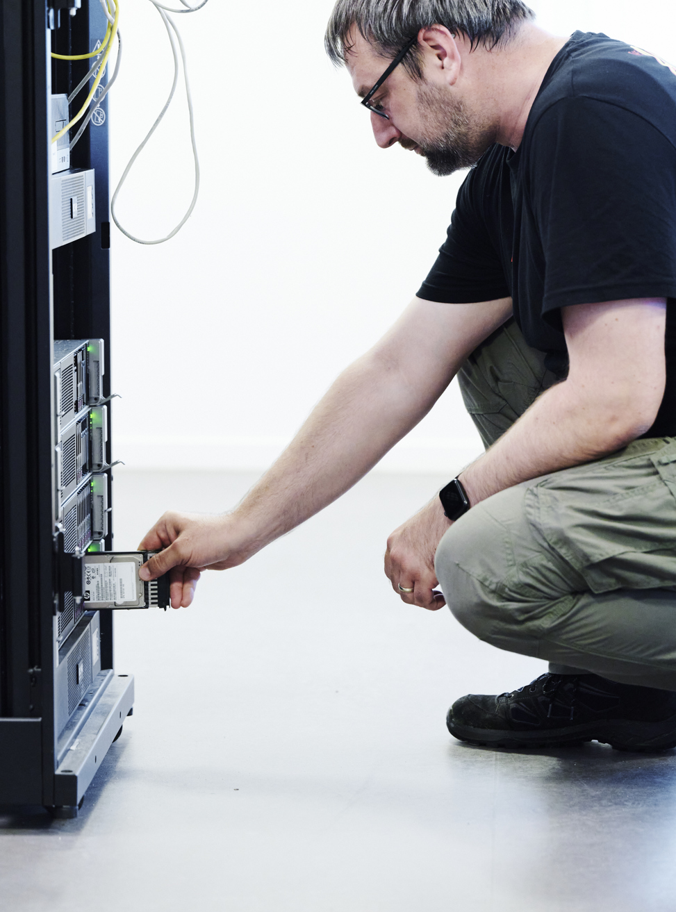 Elev udskifter elektronik