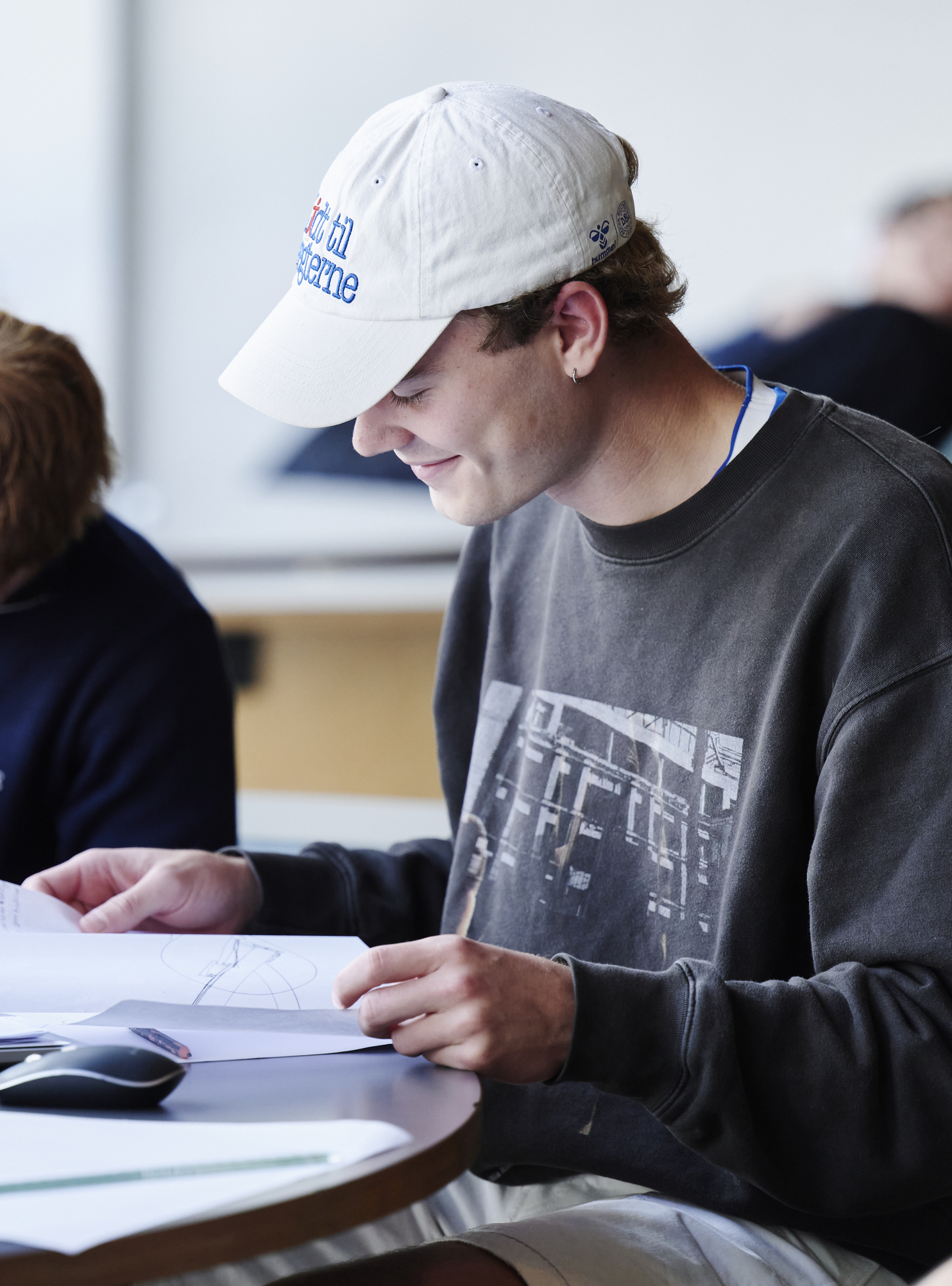 Drenge laver opgave sammen