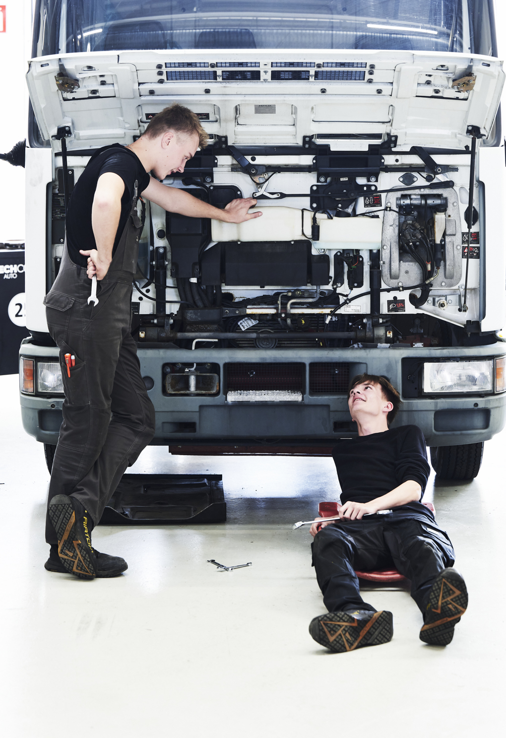 Lastvognsmekaniker-elever taler sammen ved lastvogn