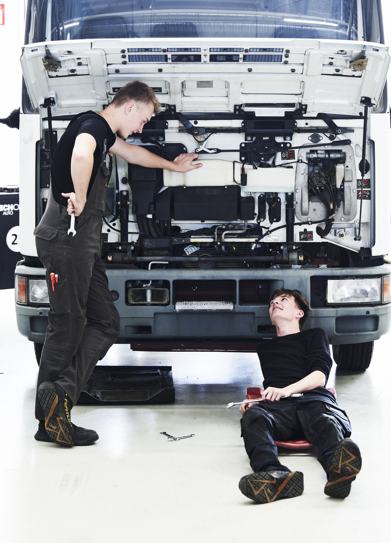 Lastvognsmekaniker-elever taler sammen ved lastvogn