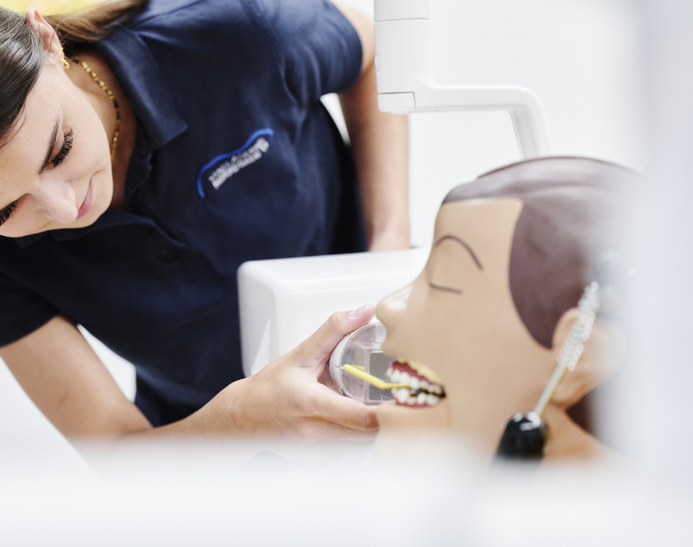 Tandklinikassistent øver i at tage røntgen