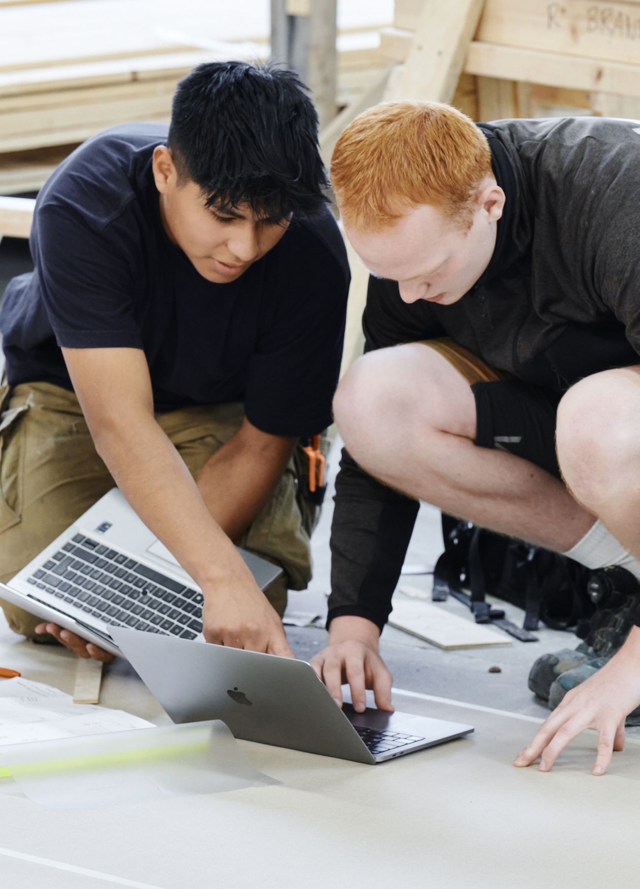 Tømrerelever med computer i værkstedet