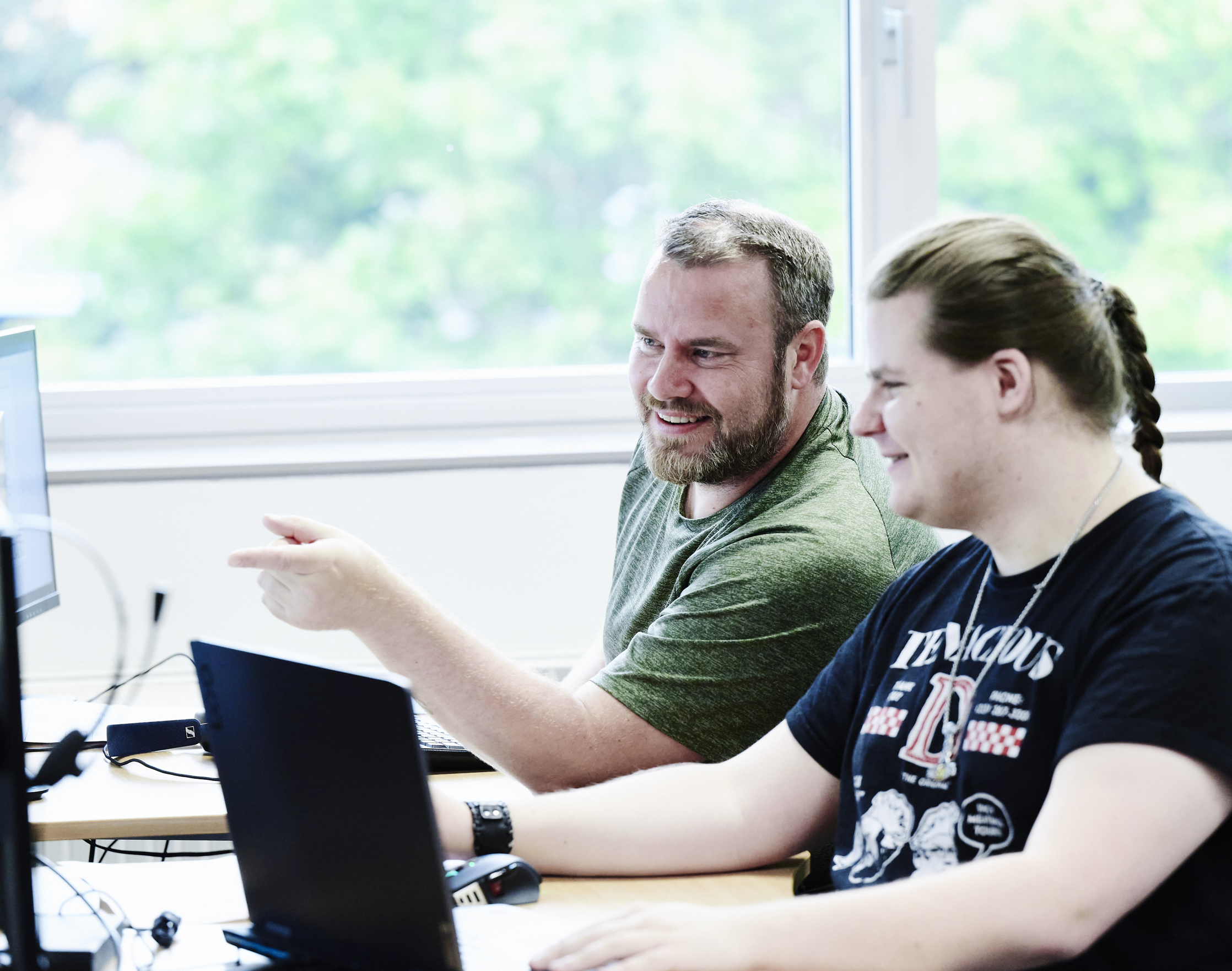 Teknisk designer-elever kigger på pc-skærm sammen