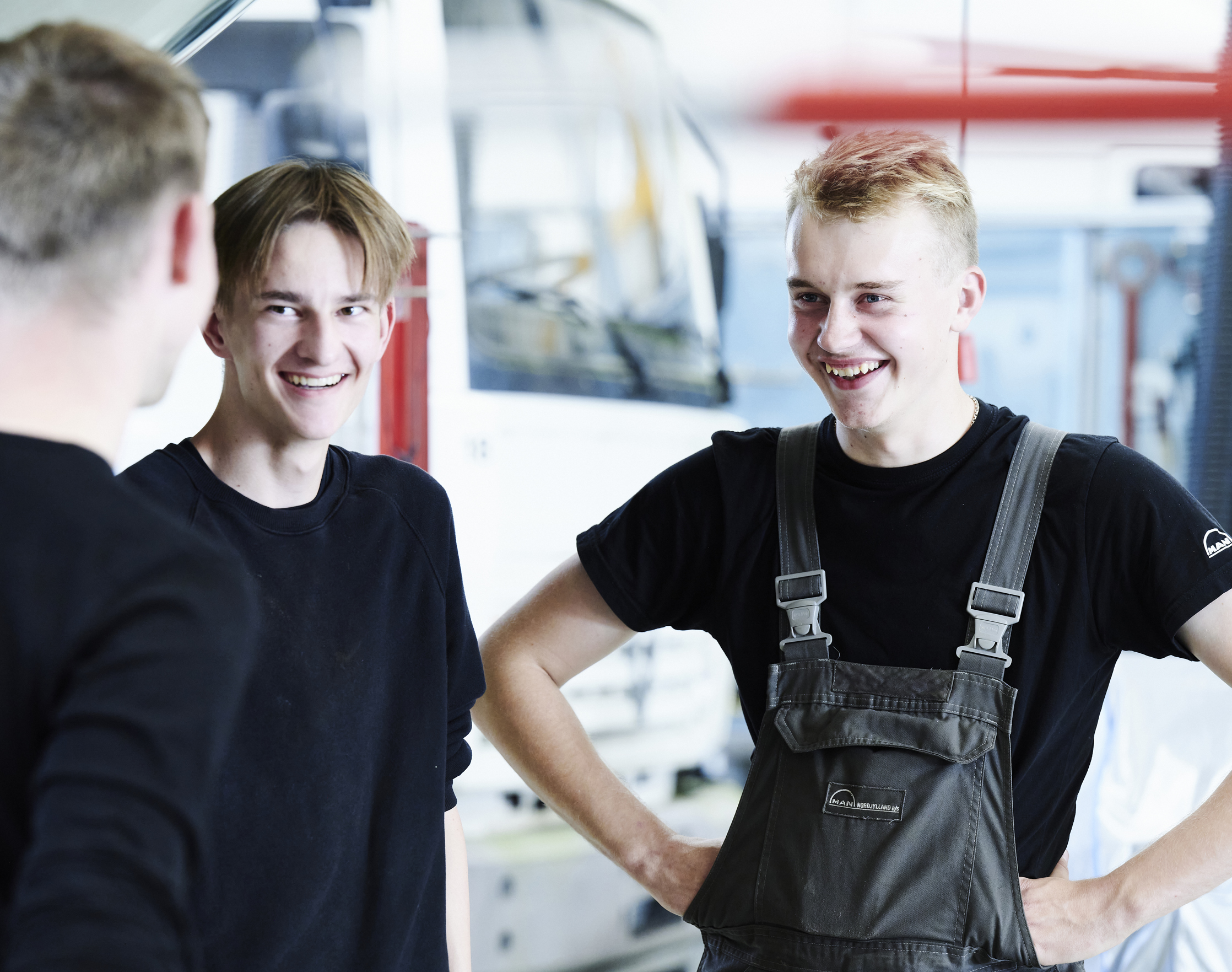 Lastvognsmekaniker-elever står i gruppe og taler