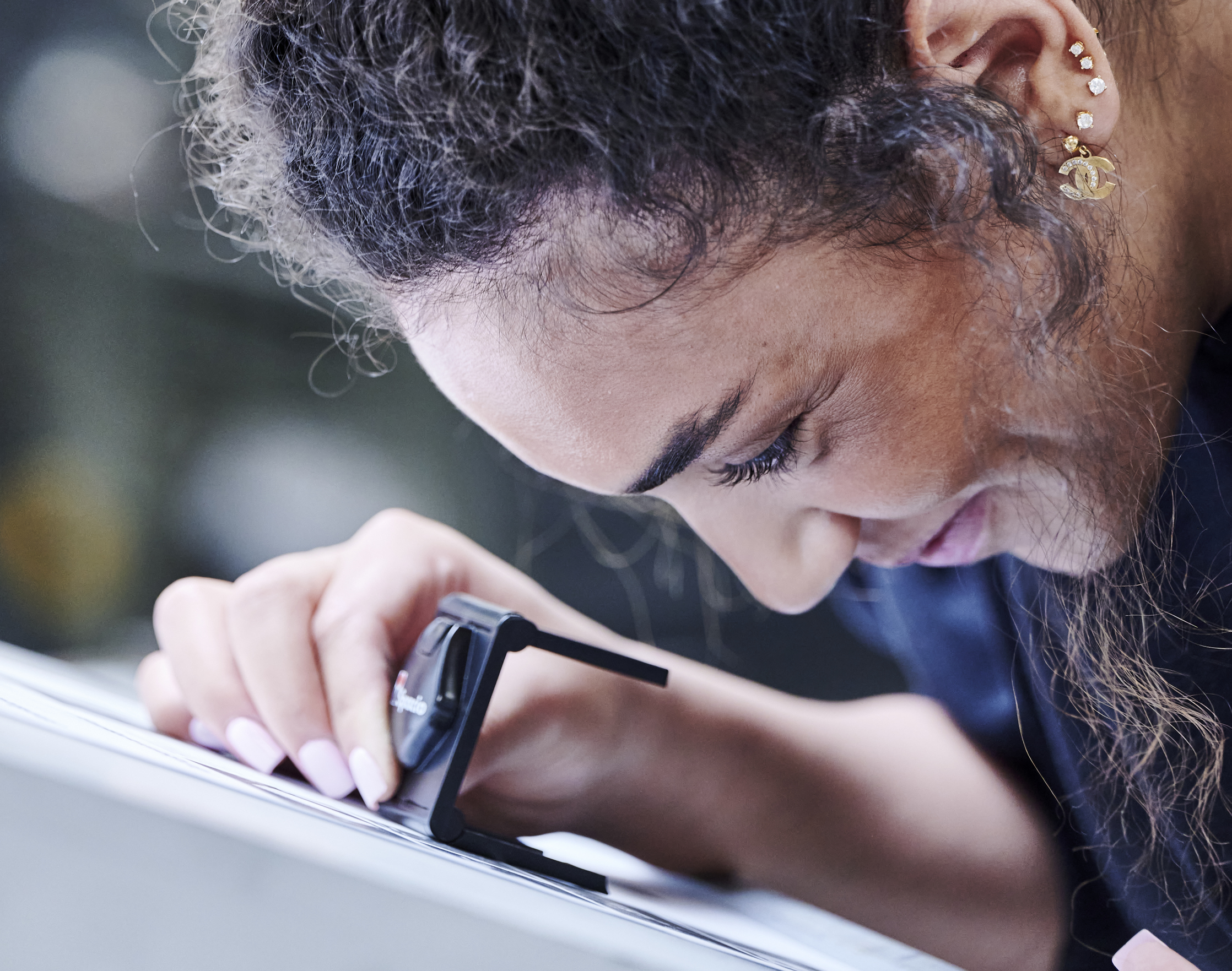 Grafisk tekniker-elev kigger i lup