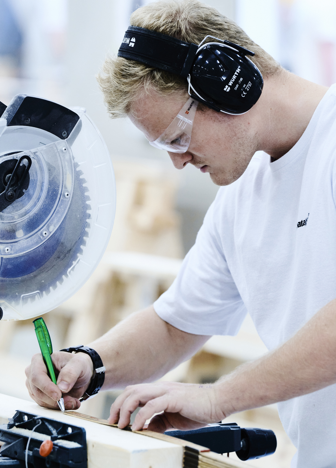 Tømrerelev ved kap- og geringssav