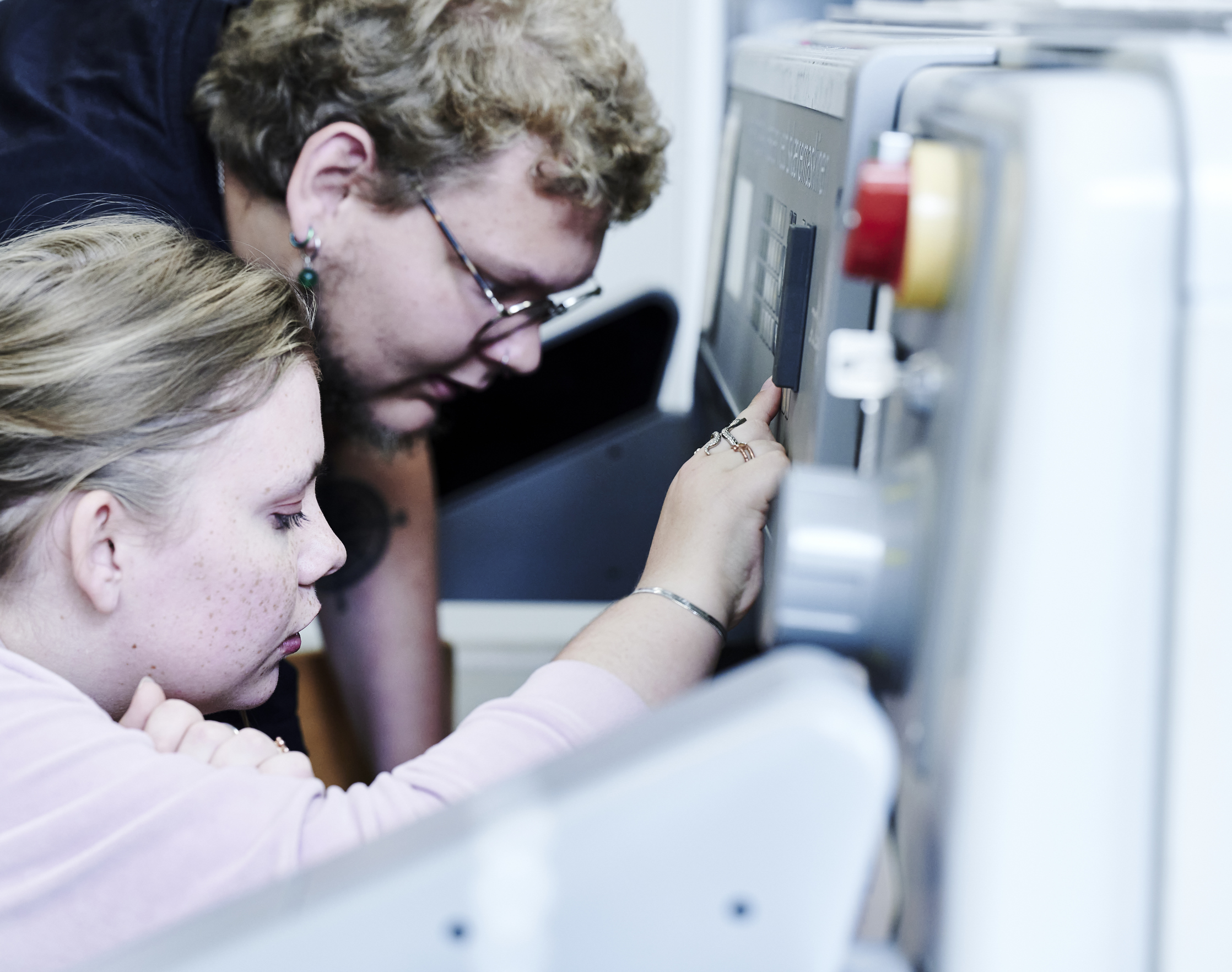 Grafisk tekniker-elever ved skæremaskine