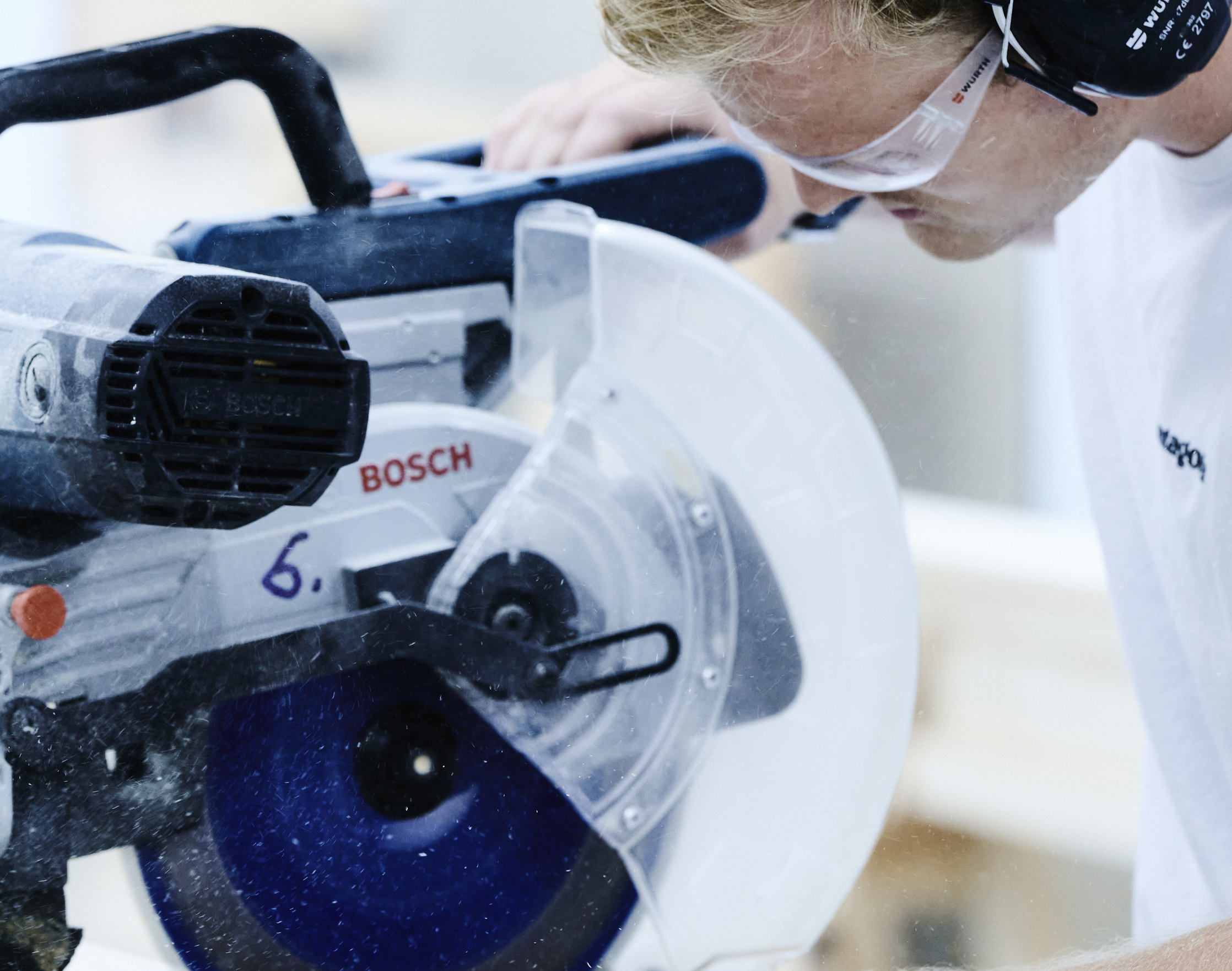 Tømrerelev ved kap- og geringssav