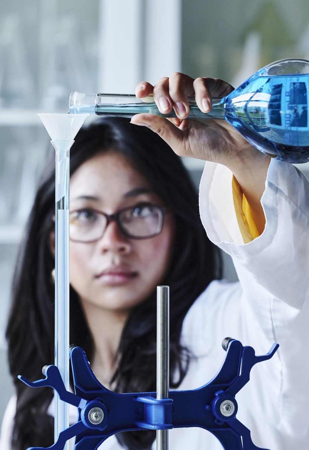 Naturens kemi, pige hælder væske i kolbe