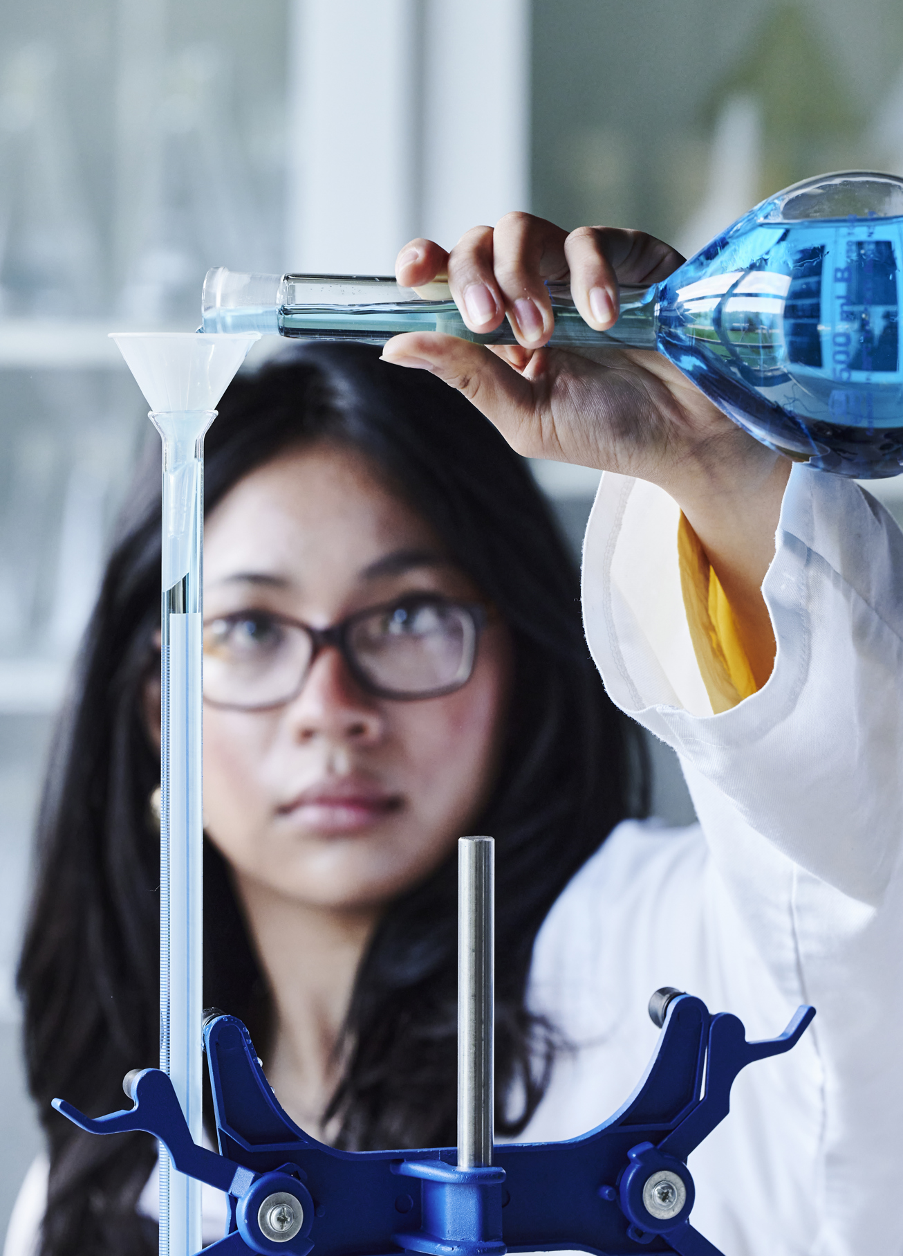 Naturens kemi, pige hælder væske i kolbe