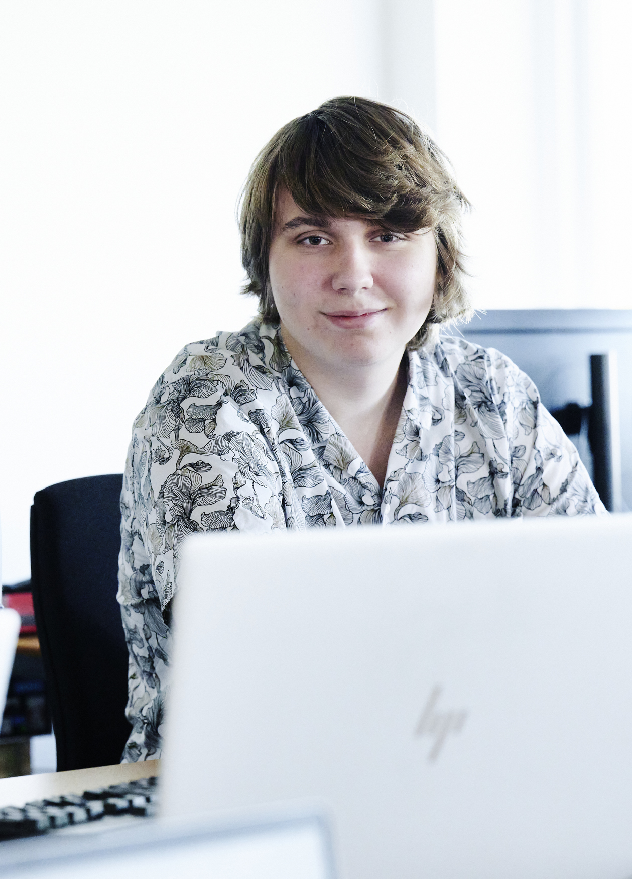 Pige og dreng sidder ved computer