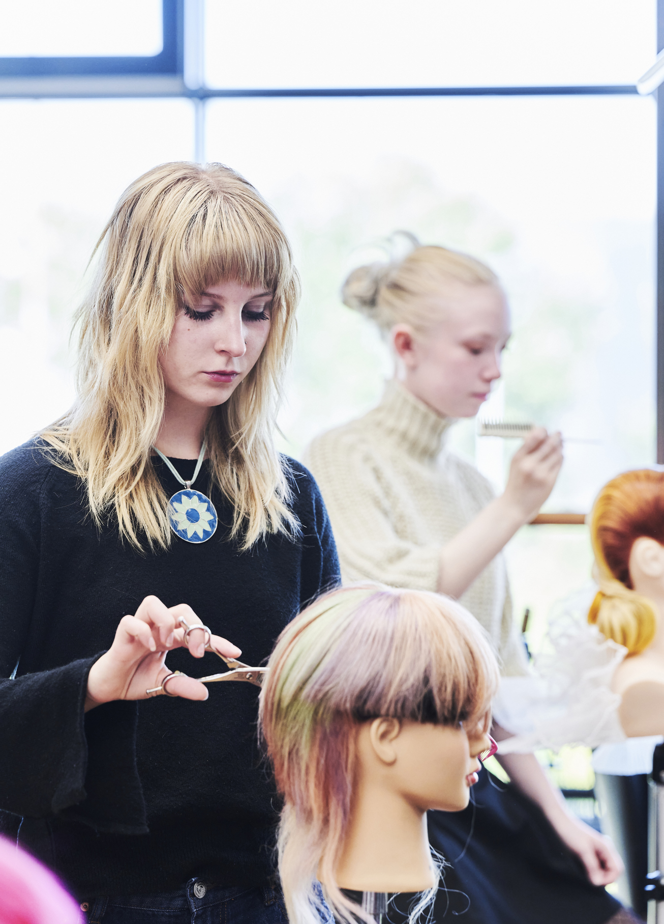 Elev klipper hår på øvelseshovede