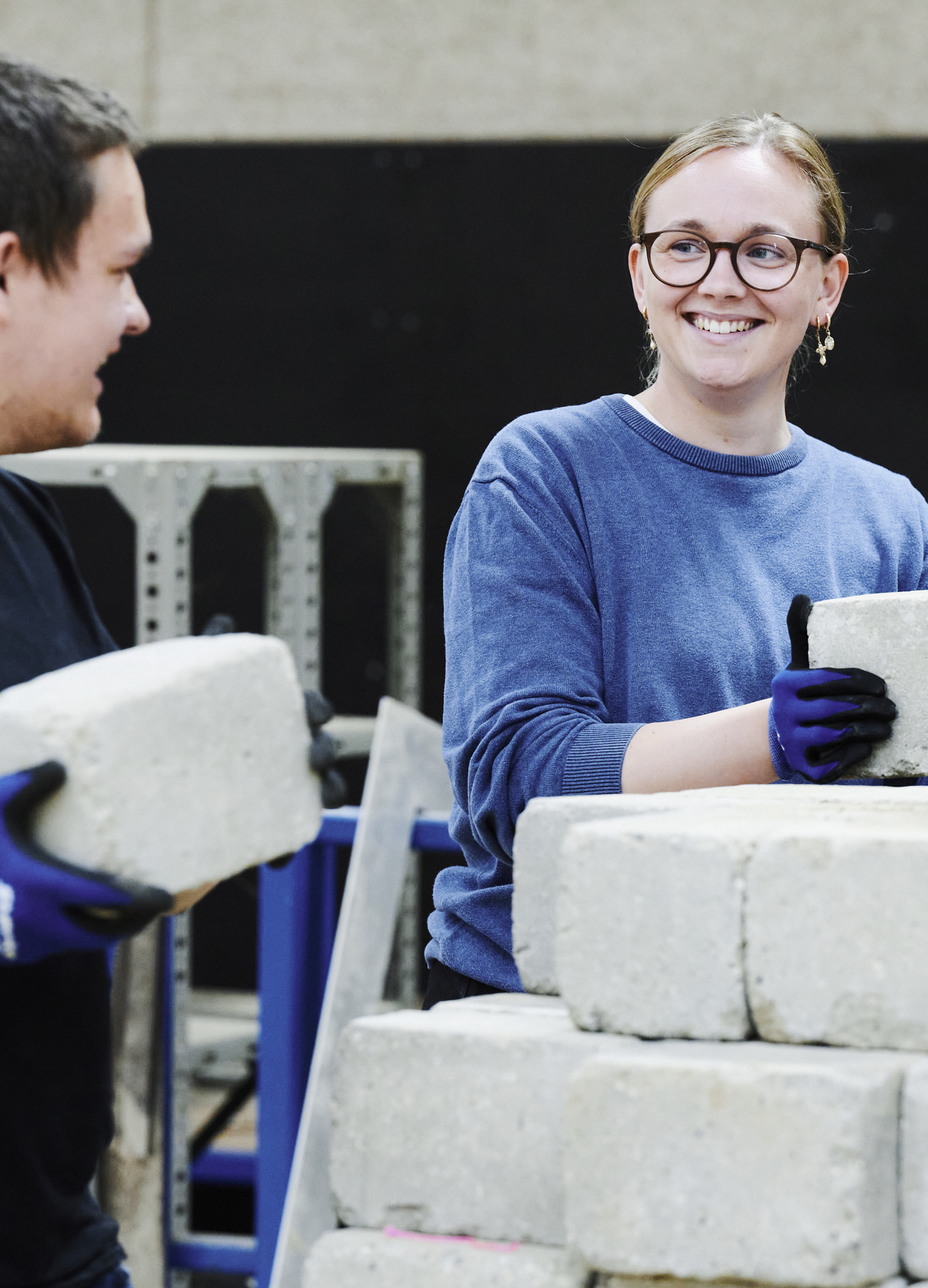 Anlægsgartner, elever smiler til hinanden