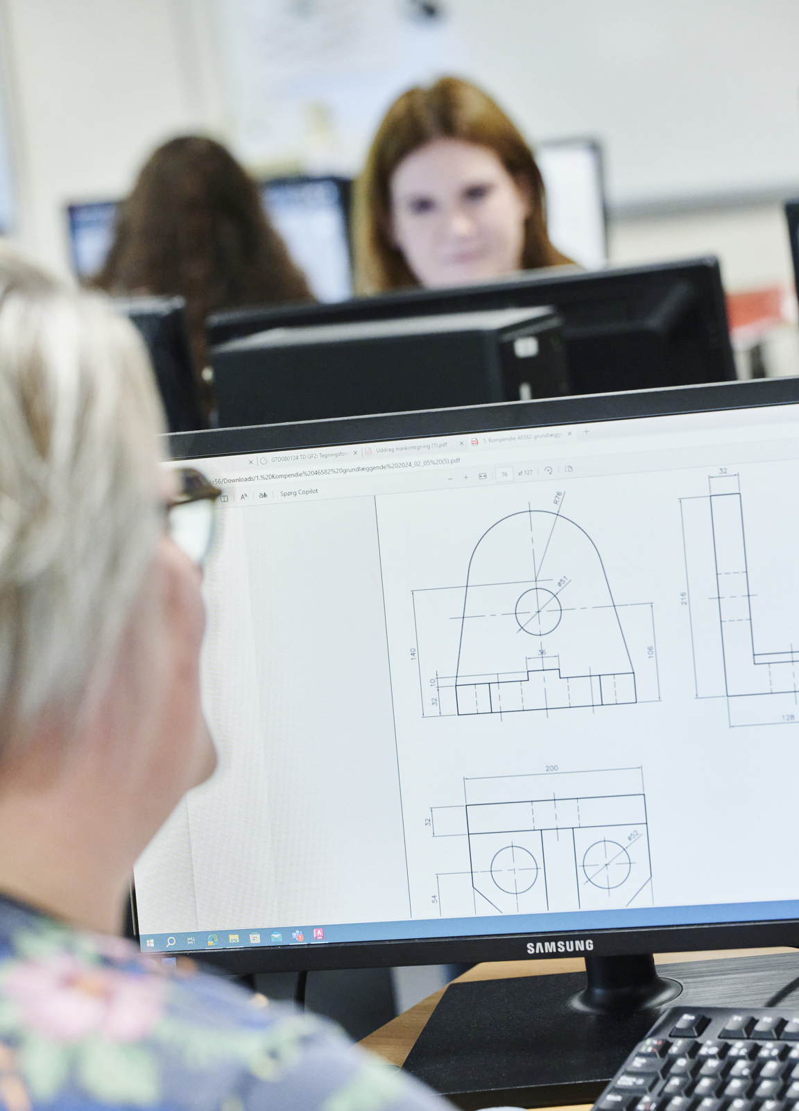 Teknisk designer-elever har teknisk tegning på computer