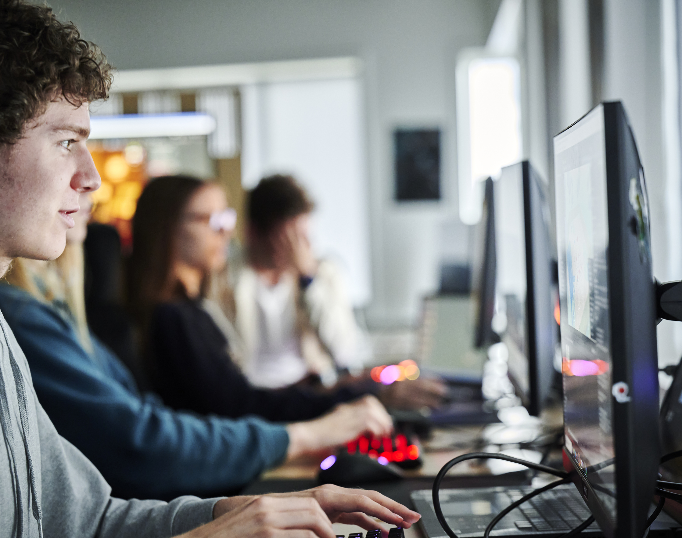 Gametech, dreng ved skærm