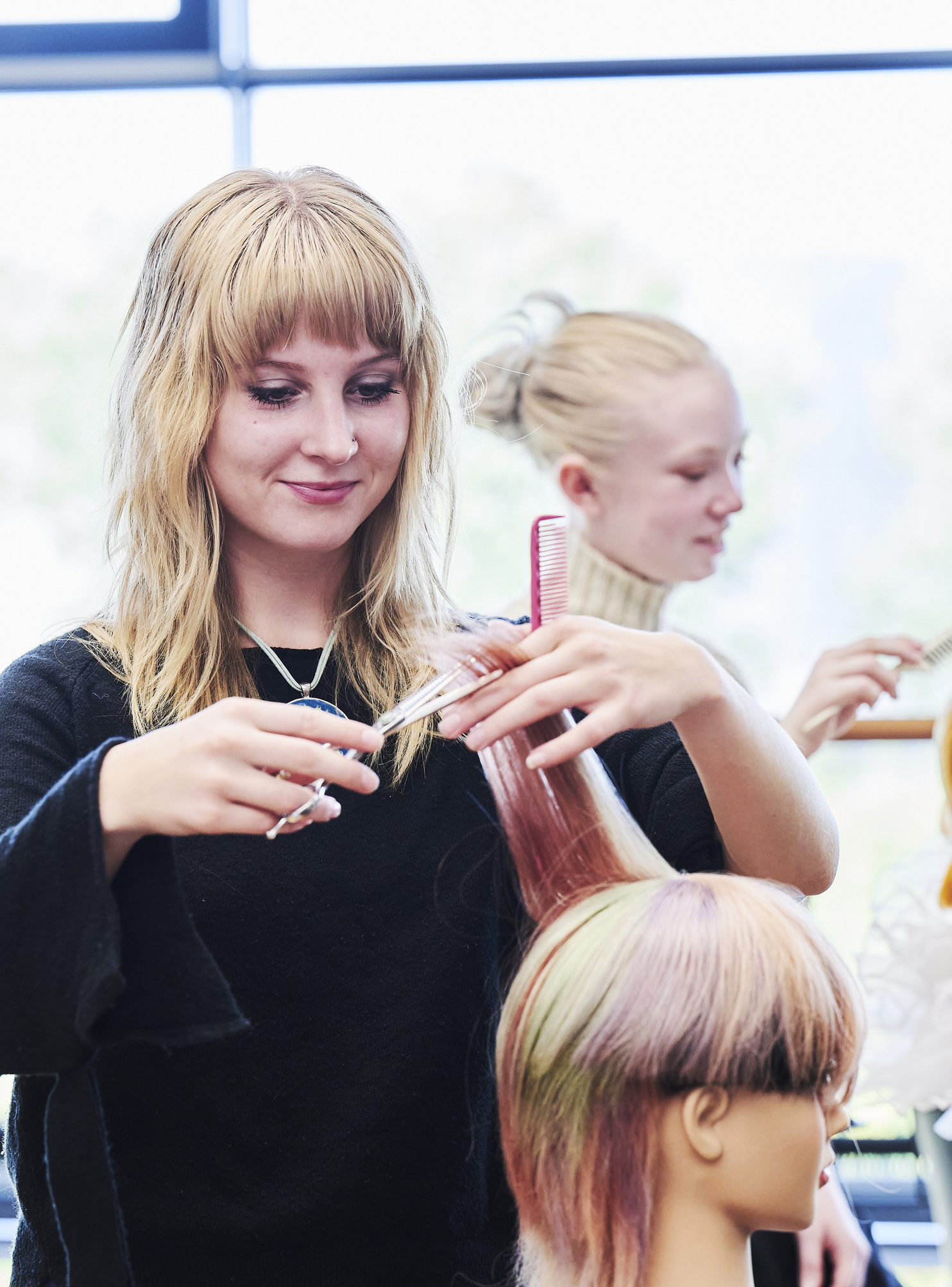 Pige klipper hår på øvelseshovede