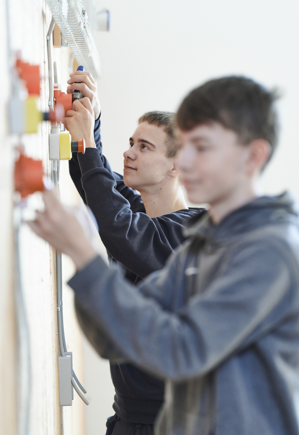 Elektriker-elev ved el-installation