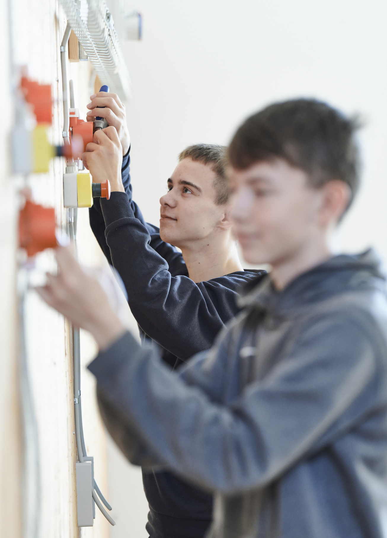 Elektriker-elev ved el-installation