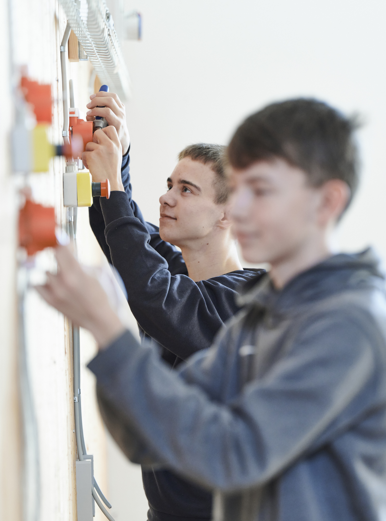 Elektriker-elev ved el-installation