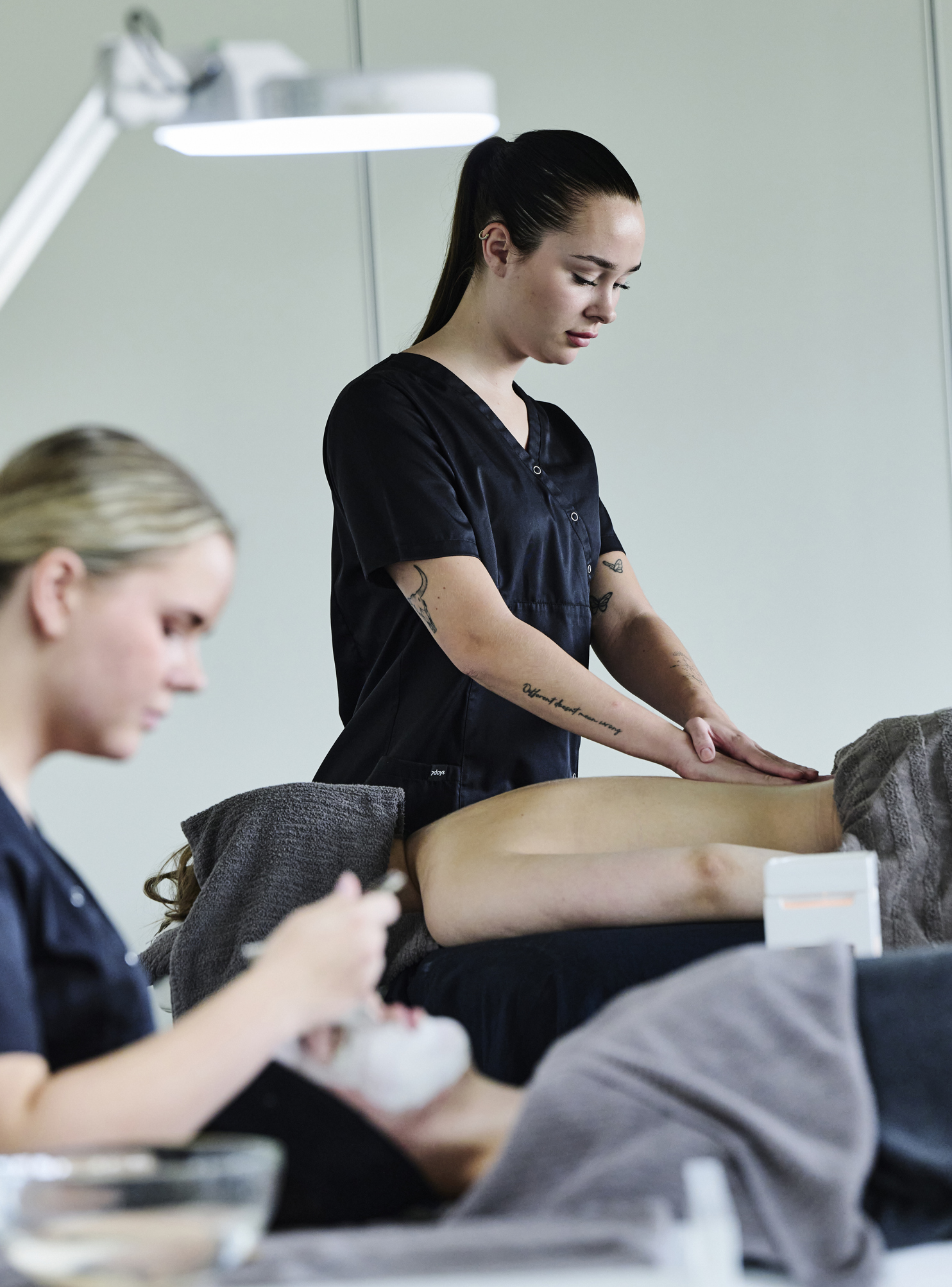 Kosmetiker-elever laver behandlinger i klinikken