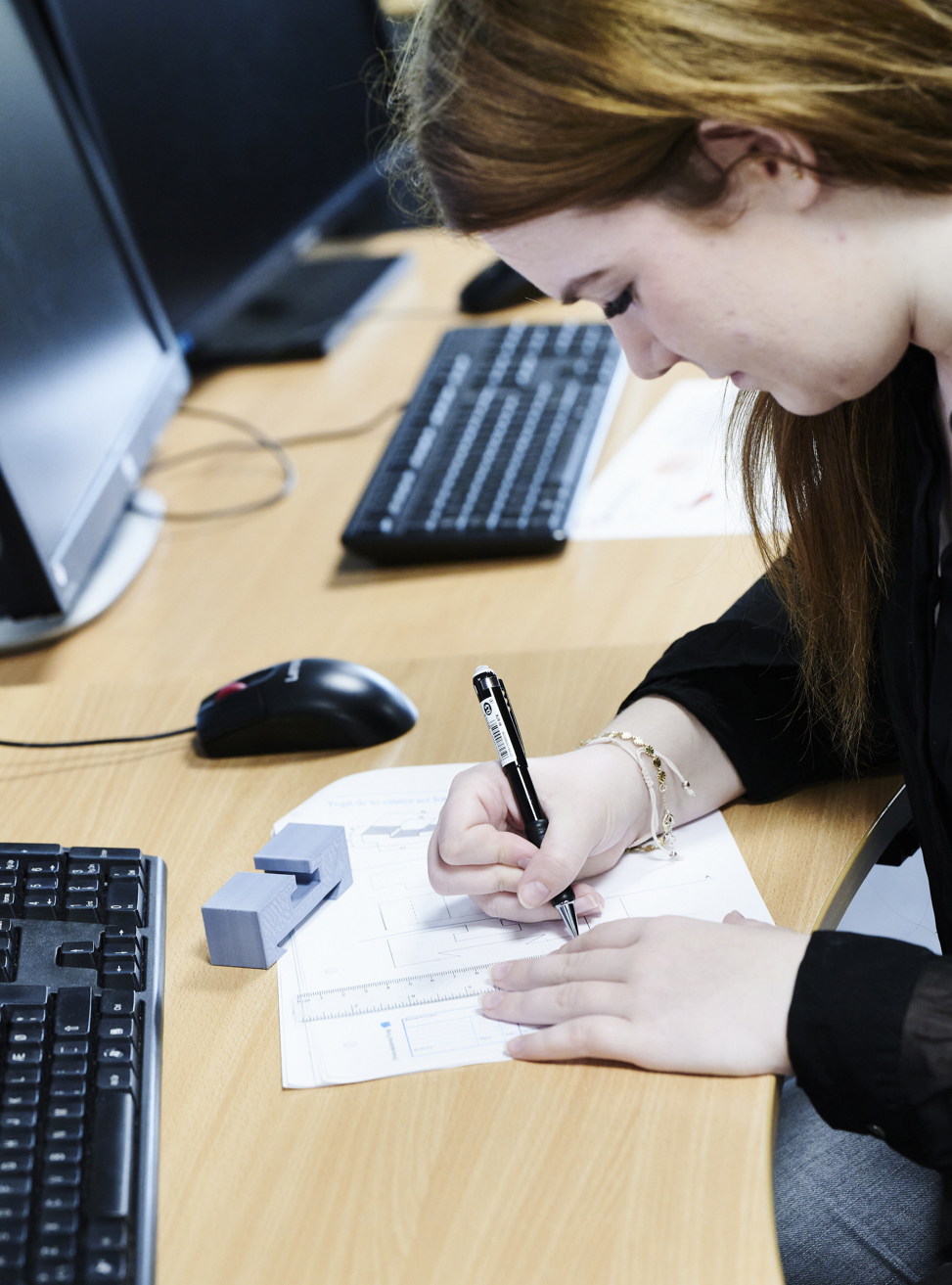 Teknisk designer tegner emne