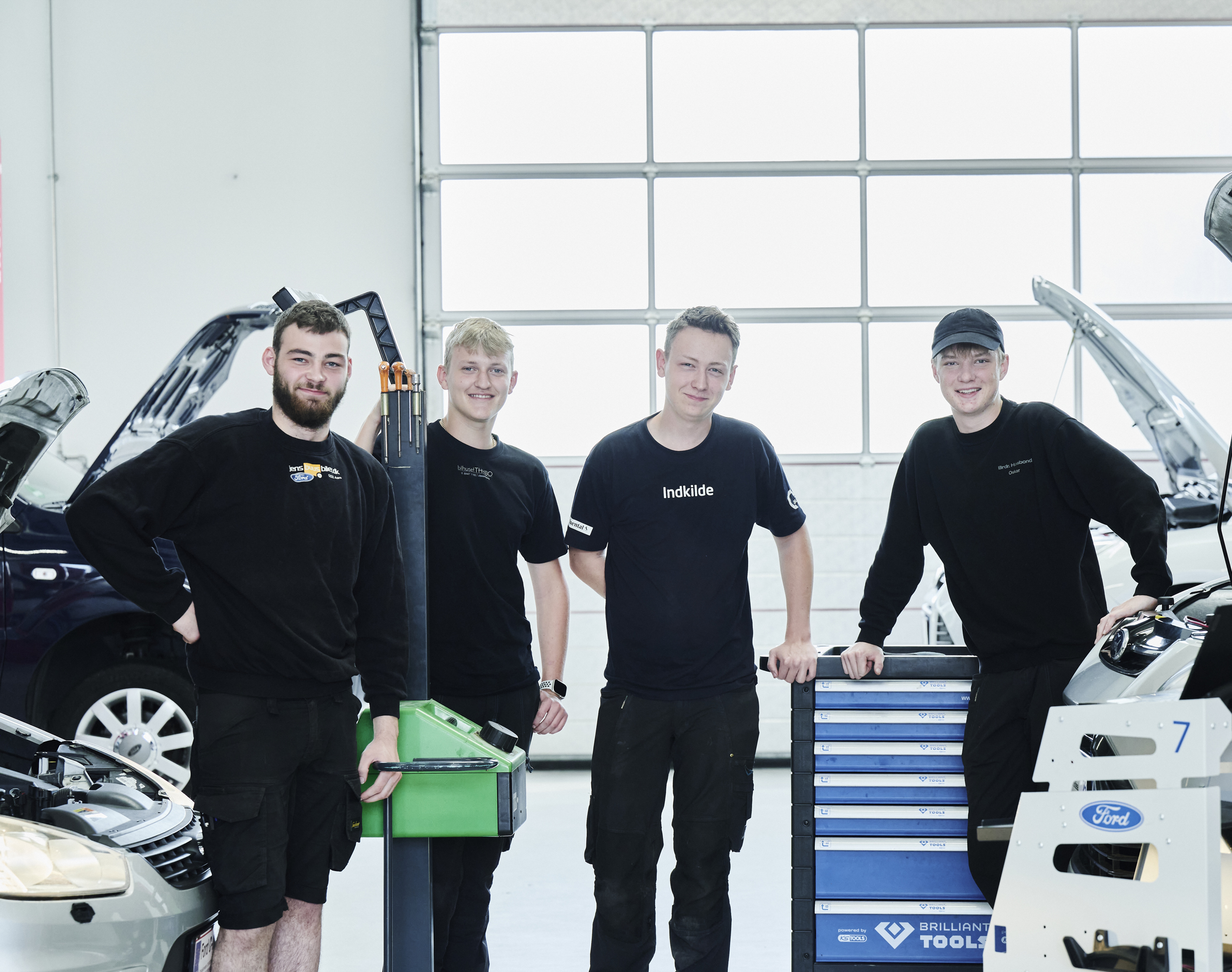 Personvognsmekaniker-elever står i værkstedet