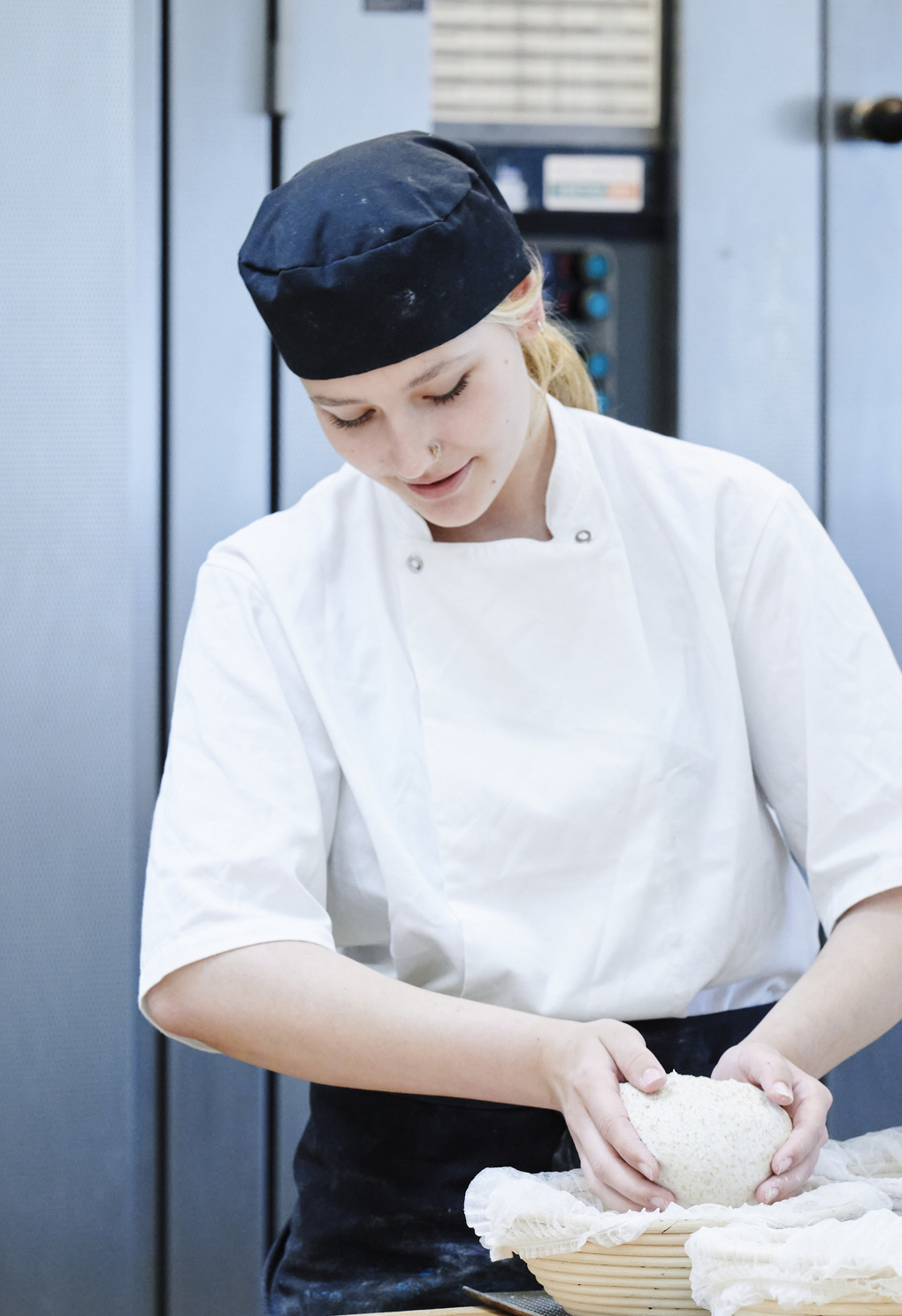 Bagerelever ælter dej