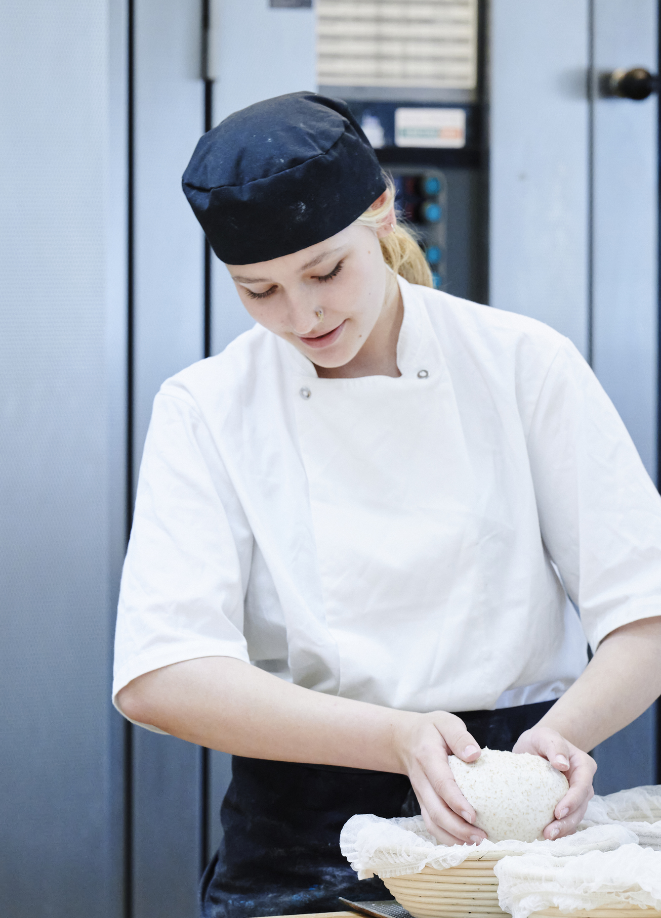 Bagerelever ælter dej