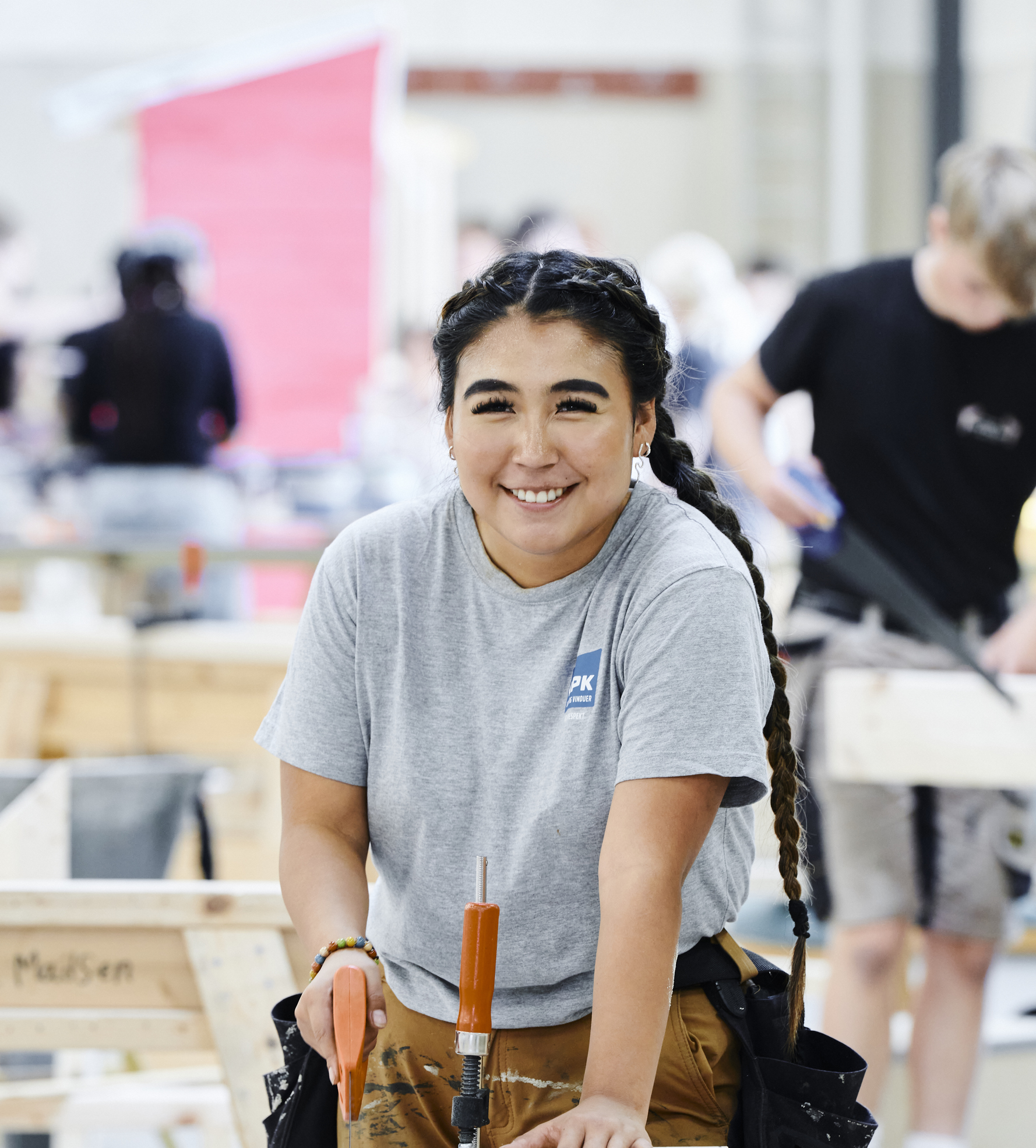 Glad tømrerpige smiler